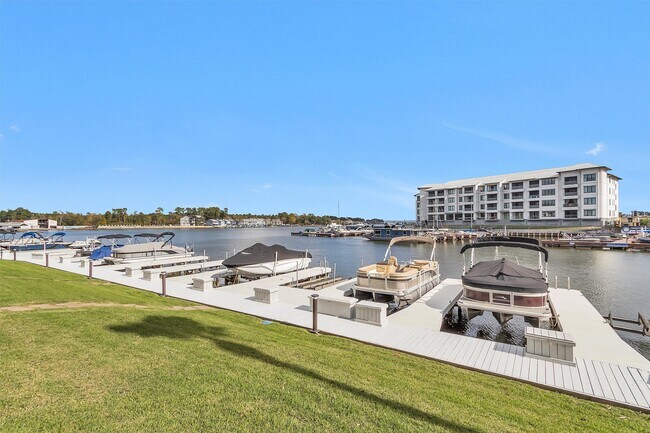 Building Photo - 168 Lake Point Blvd