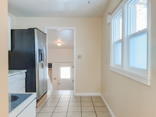 Building Photo - PET FRIENDLY 3 BED/ 2 BATH WITH GARAGE