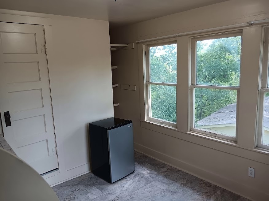 Building Photo - 112 E Nelson St