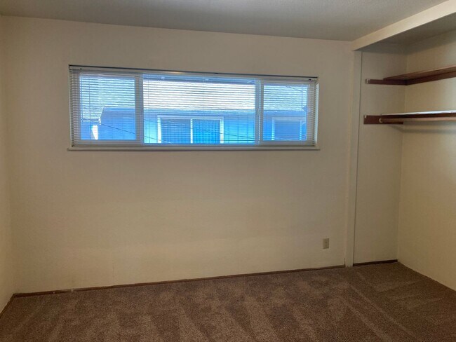 Building Photo - (WLO 13) Cozy 2 Bedroom, 1 Bath Just a Sto...