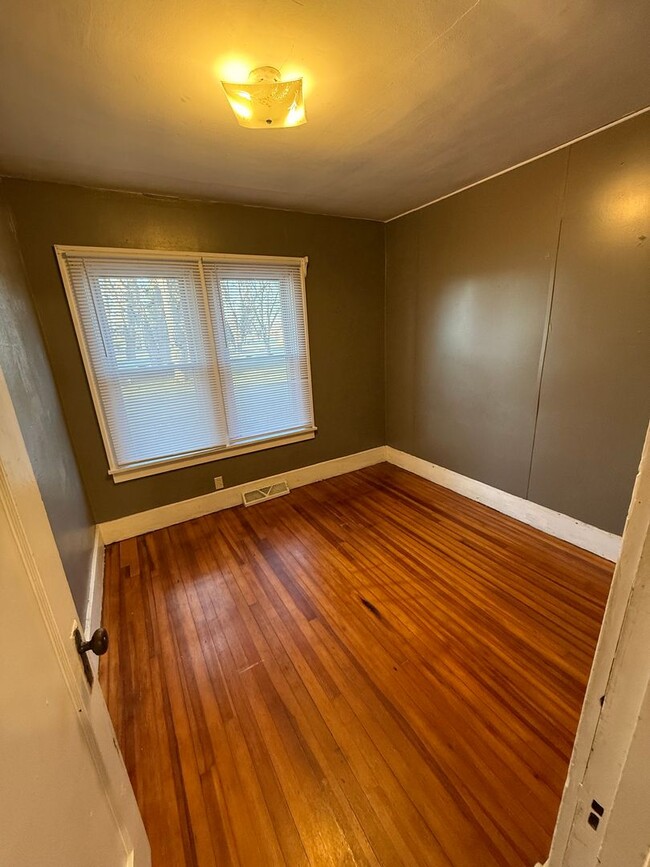 Building Photo - 1BR House in Osseo/Foster
