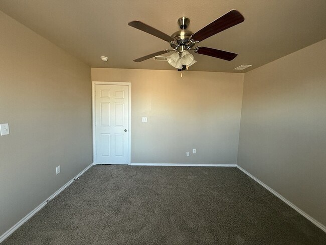 Building Photo - 704 E College St