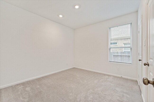 Building Photo - 15520 Maple