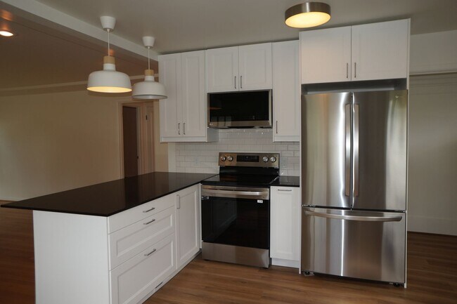 Building Photo - SE Portland 3-bedroom remodeled Bungalow