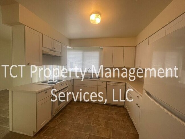 Building Photo - Four bedroom Tempe Townhome!