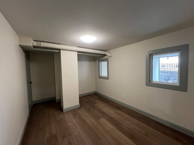 Building Photo - 160 Seabury St