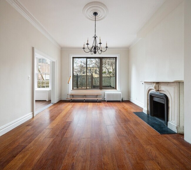 Building Photo - 127 E 69th St