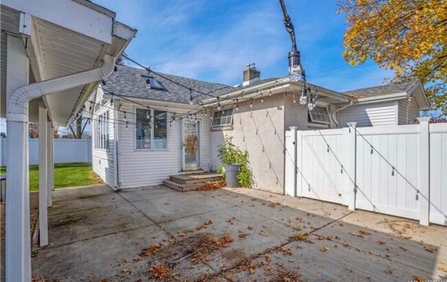 Building Photo - 3 bedroom 2 bath in the heart of Niagara F...