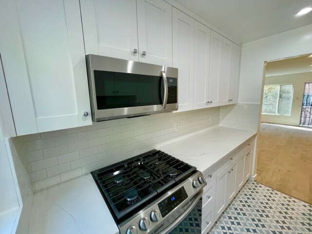 Building Photo - 2140 Beachwood Dr