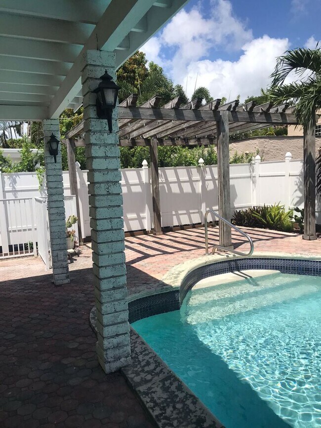 Building Photo - Miami Beach Home with a Pool!