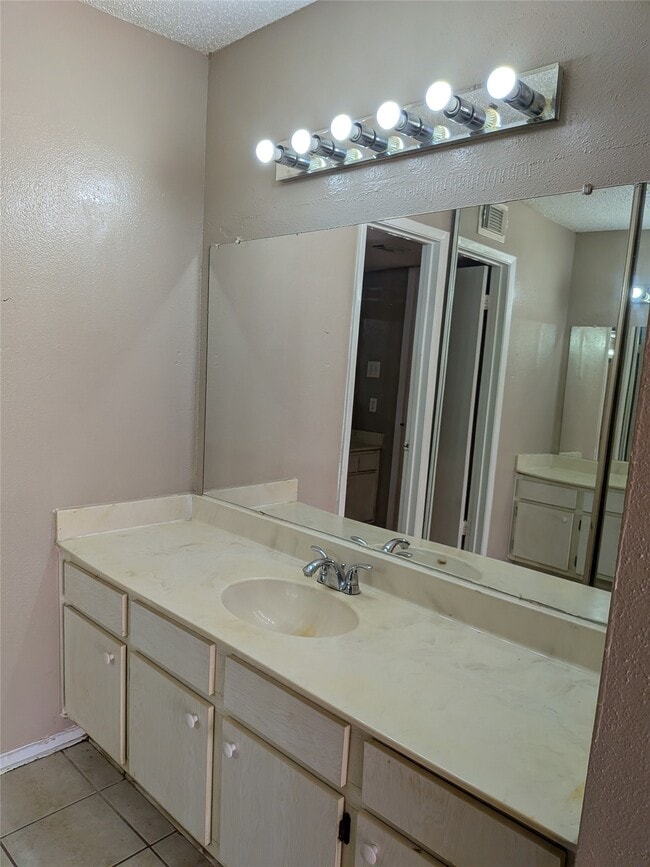 Building Photo - 12214 Bob White Dr