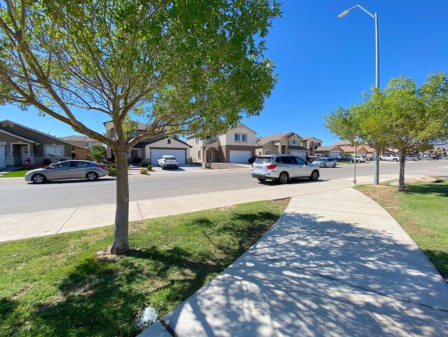 Building Photo - Northeast El Paso 4 bed with Refrig A/C ac...