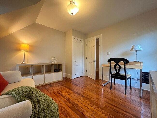 Building Photo - Beautiful East Rock Single Family House