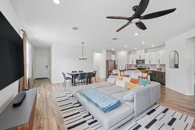 Building Photo - 4015 Casita Mia St