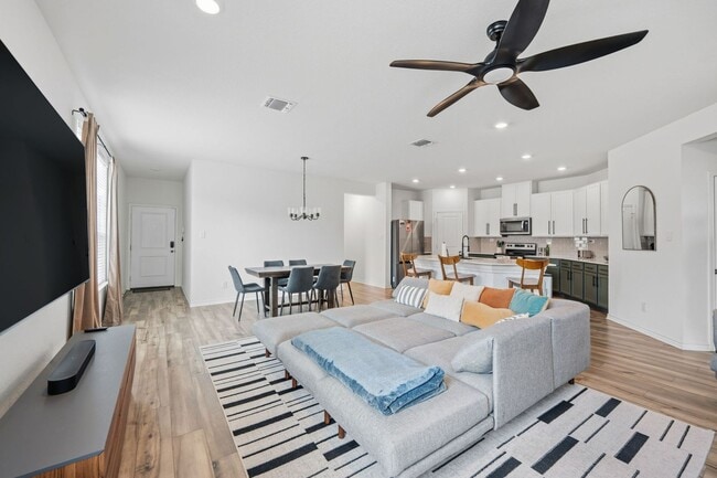 Building Photo - *COMING SOON* Kitchen Lovers Dream – Tons of Cabinet Space & Included Appliances!