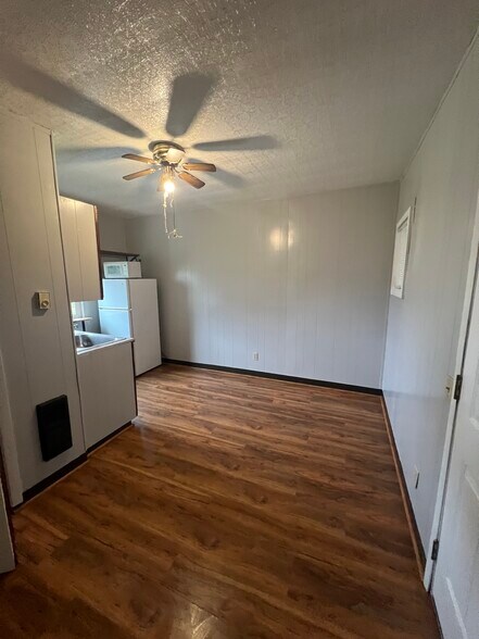 Small Studio - 805 Garibaldi Ave