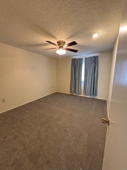 Building Photo - 9709 W Glen Oaks Cir