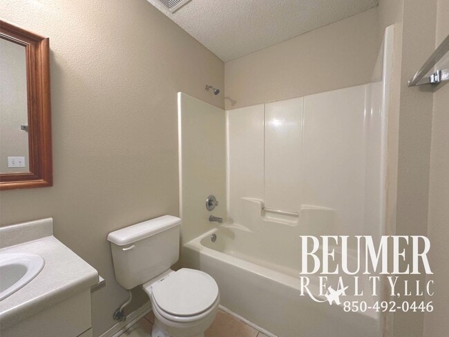 Building Photo - Charming 3br 2 bath Located 4 miles from NAS Back Gate