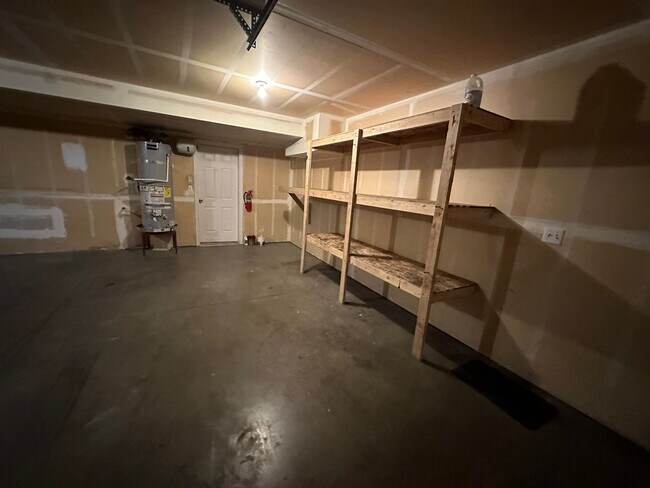 Building Photo - Spacious 2 bed/2.5 bath with bonus room townhome off Road 68