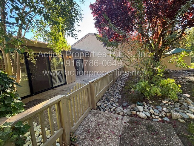 Building Photo - 5110 Village Oaks Dr