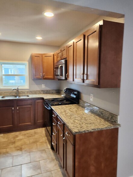 Building Photo - 10 Weeks St