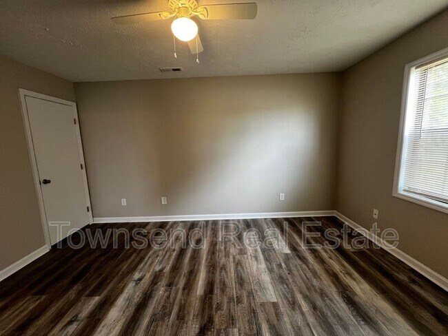 Building Photo - 1425 Ireland Dr