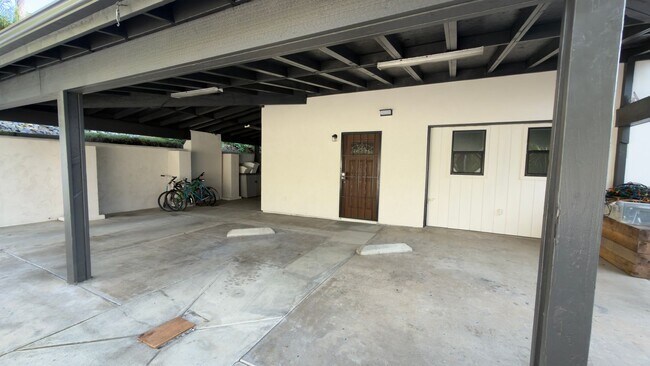 Building Photo - Ocean Views from this remodeled one bedroom!