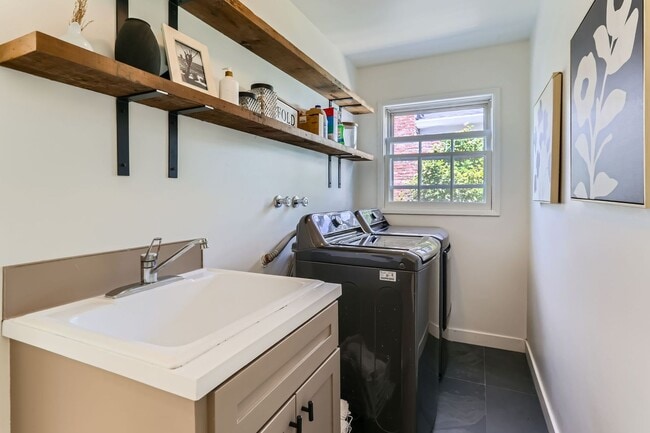 Building Photo - Cedar Hills 3 Bedroom, 2.5 Bathroom Ranch
