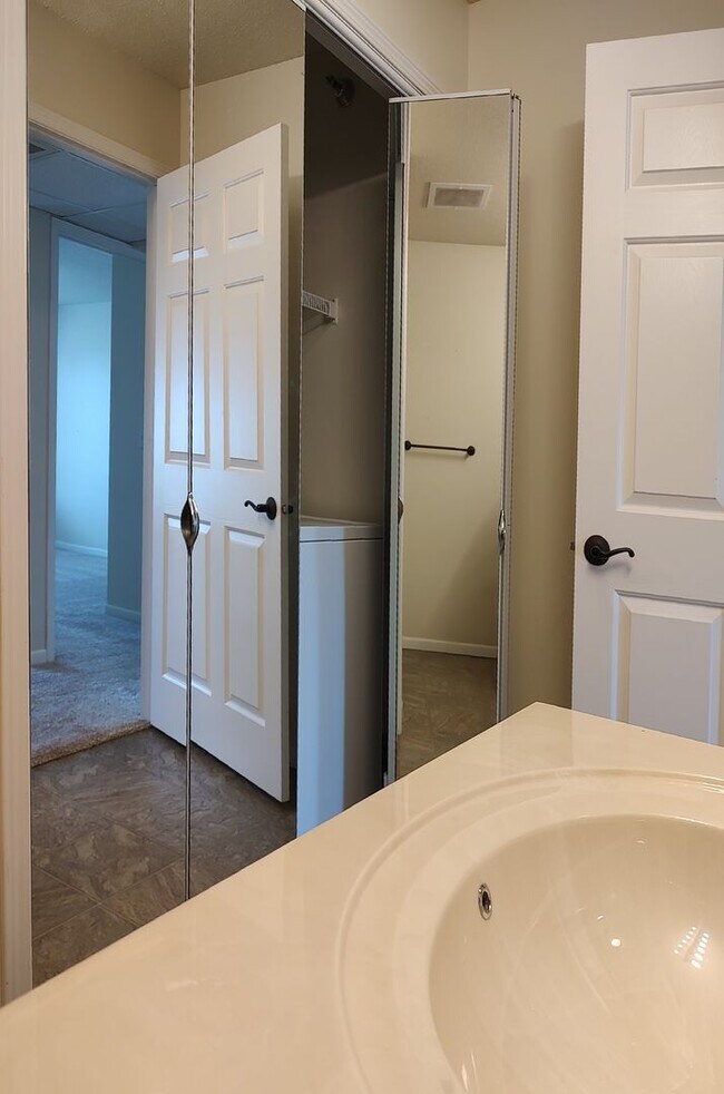 Building Photo - Diamond Valley Apartments