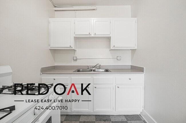 Building Photo - 425–427 S. Grand View St-7202