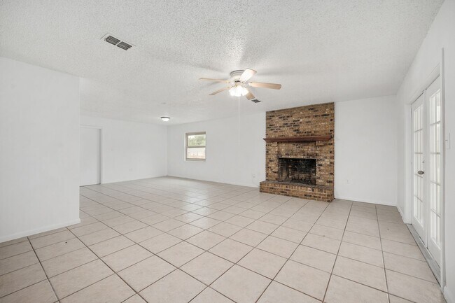 Building Photo - Spacious 3-Bedroom Home with Fireplace, Split Floor Plan & Screened Lanai in Southeast Ocala!