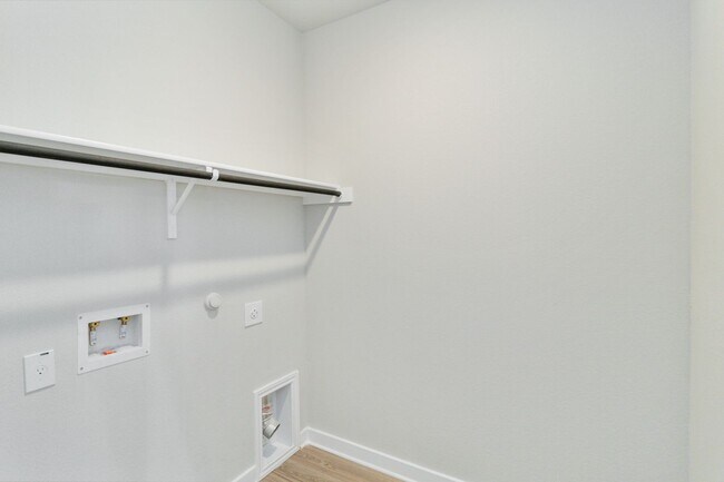 Building Photo - Brand New Luxury Duplex Available Today