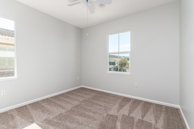 Building Photo - Start the New Years in this spacious home ...