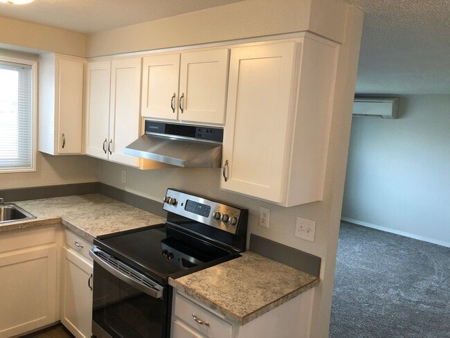 Building Photo - Updated 3 bedroom 1.5 bathroom house in Springfield!