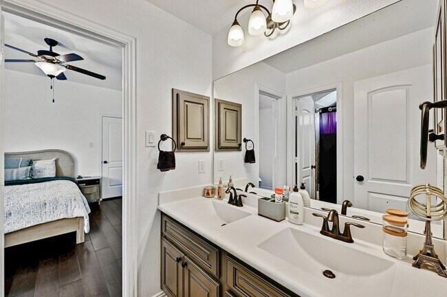 Building Photo - 4303 Woodledge Pl