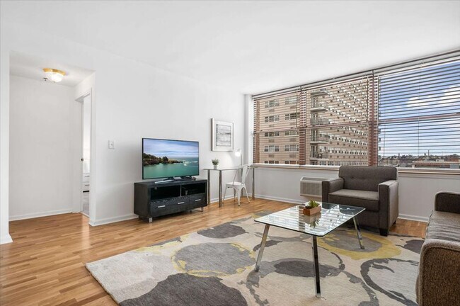 Building Photo - 330 River St