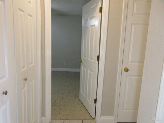 Building Photo - 4389 Pine Villa Cir