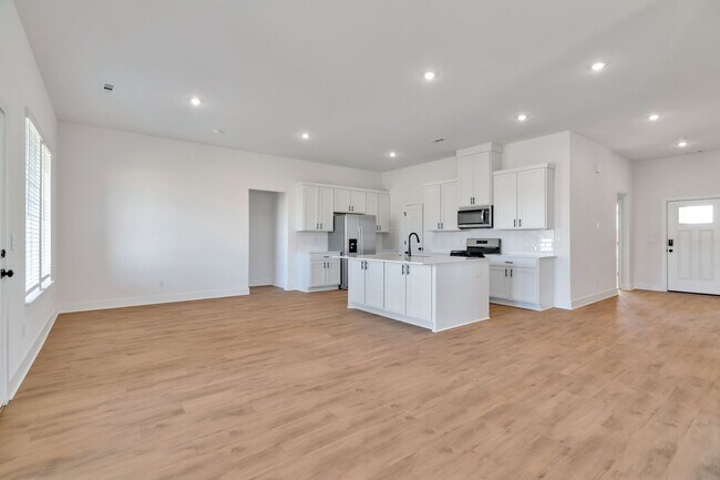 Building Photo - Brand-New 4 Bedroom in Siloam Springs! 3-C...