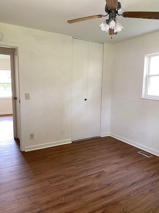 Building Photo - Three Bedroom, 1.5 Bath Home with Garage, Large Backyard!!