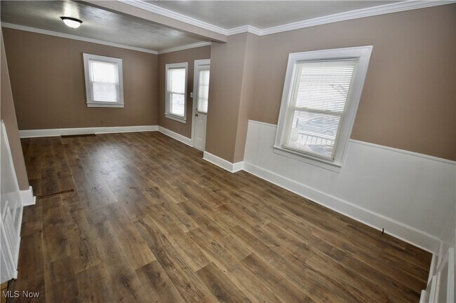 Building Photo - 583 Victoria Ave