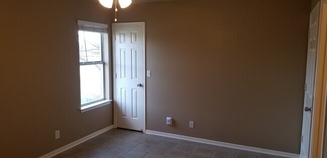 Building Photo - 2105 Agate Dr