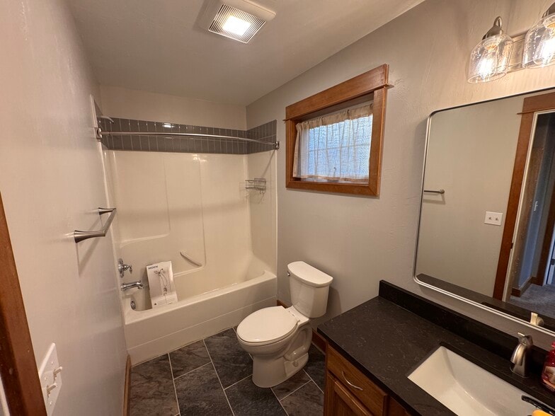 Full Bathroom - 5485 Glenellen Dr