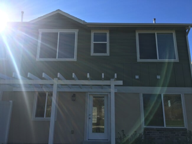 Building Photo - Luxury Townhome in Sandy!!