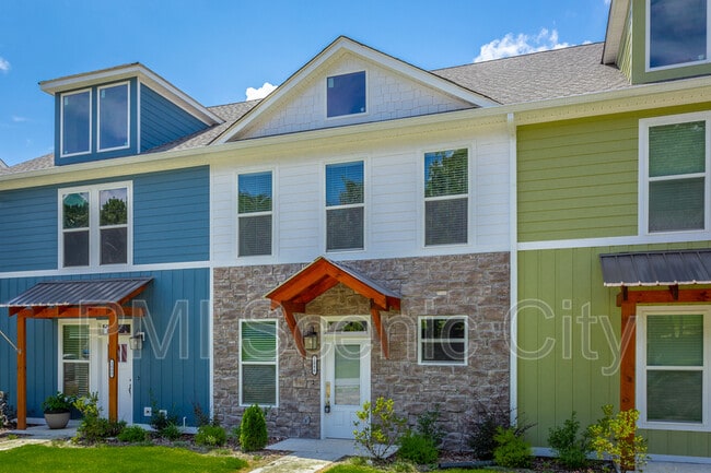 Building Photo - 1886 Young Rd SE