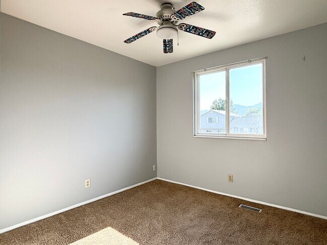 Building Photo - Spacious Split Level in Kearns!