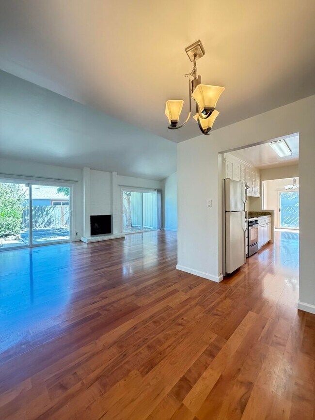 Building Photo - 3555 Magnolia Dr