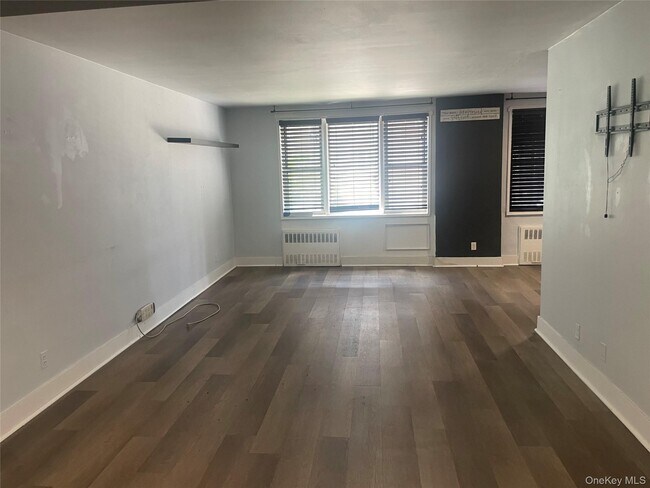 Building Photo - 1 Sadore Ln