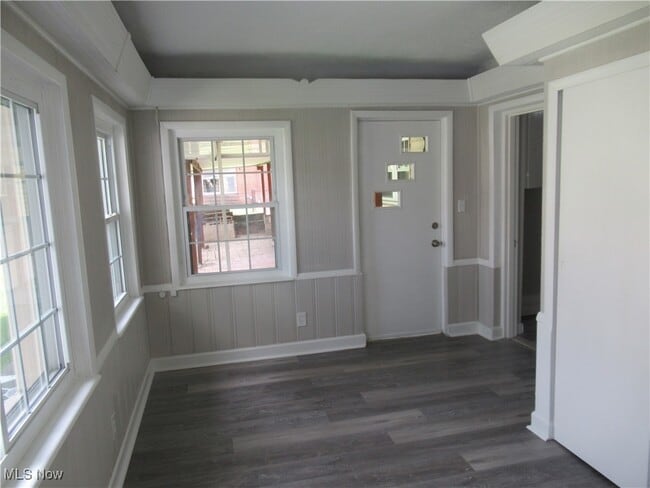 Building Photo - 6453 Poplar Dr