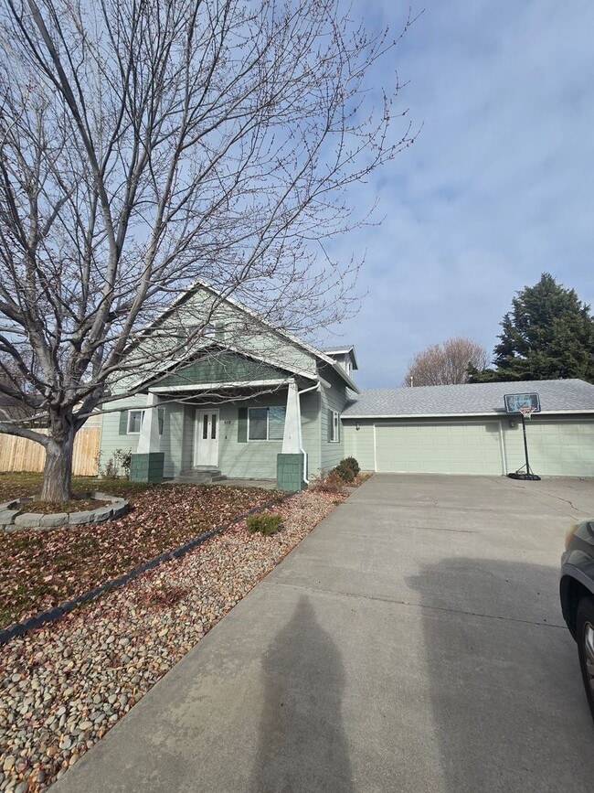 Primary Photo - Amazing 4 bed/3 bath home