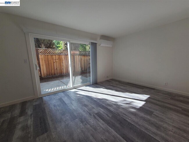 Building Photo - 749 Palomino Dr